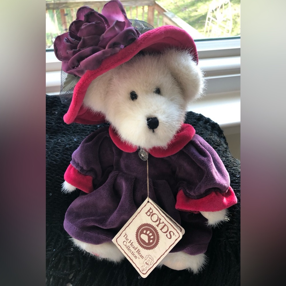 Gen-yoo-wine BOYDS Bear “Ms. Rouge Chapeau”